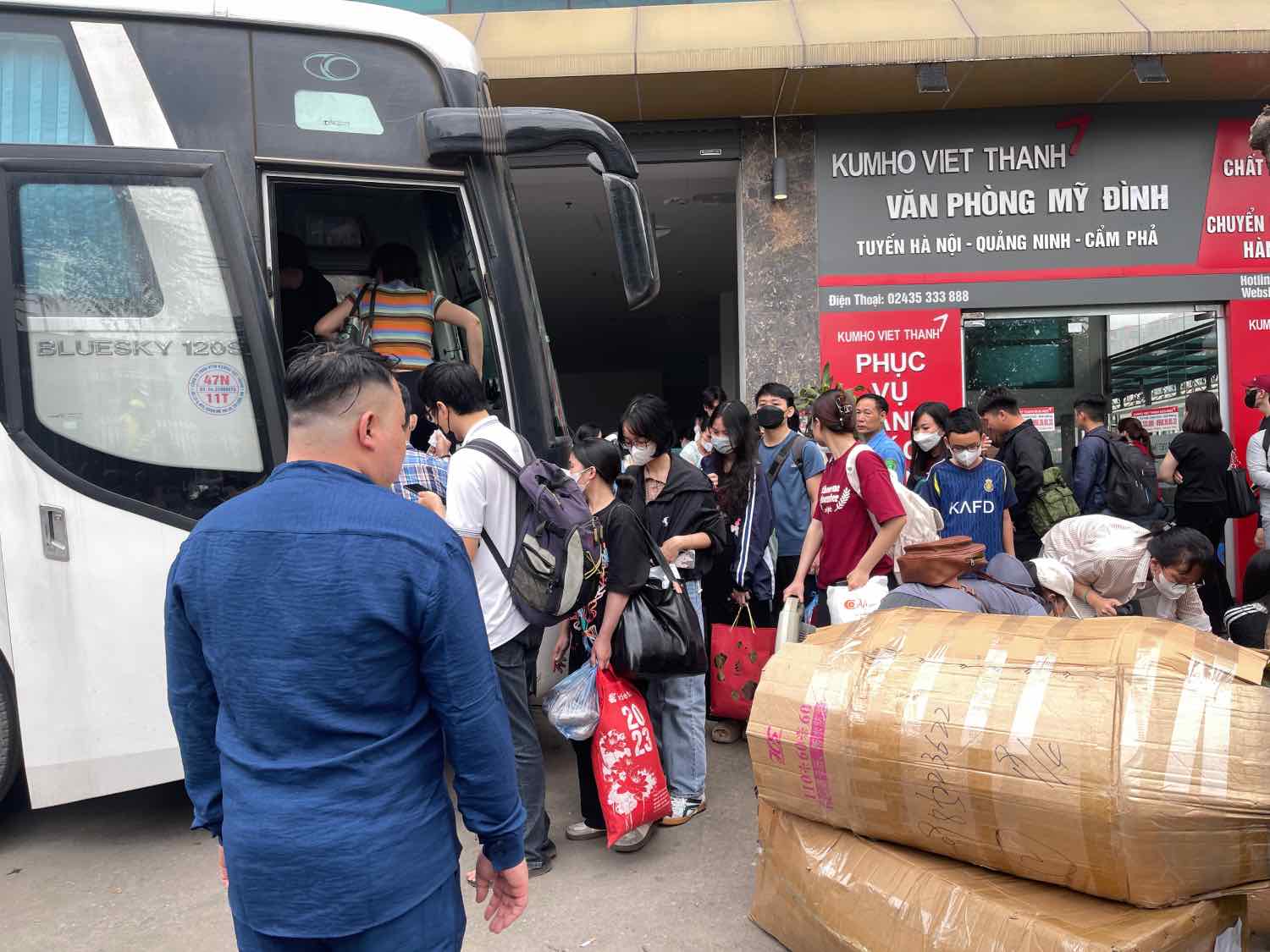 Ghi nhan luc 9h sang 30.4 tai Ben xe khach My Dinh, luong nguoi do ve day de bat xe ve que tang dot bien, khien khu vuc tro nen dong duc.