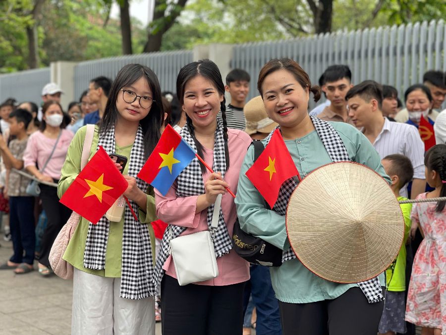 People line up to visit Uncle Ho's Mausoleum on April 30. Photo: Hoang Hue