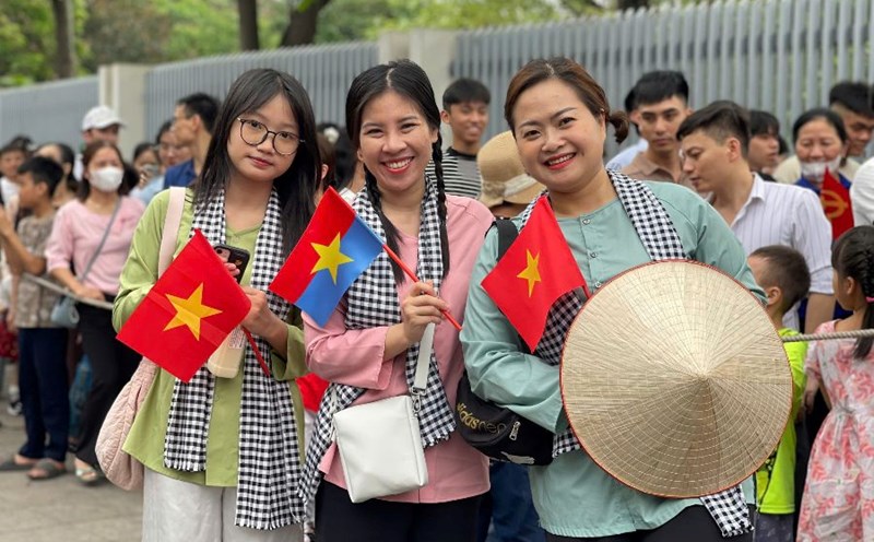 People line up to visit Uncle Ho's Mausoleum on April 30. Photo: Hoang Hue