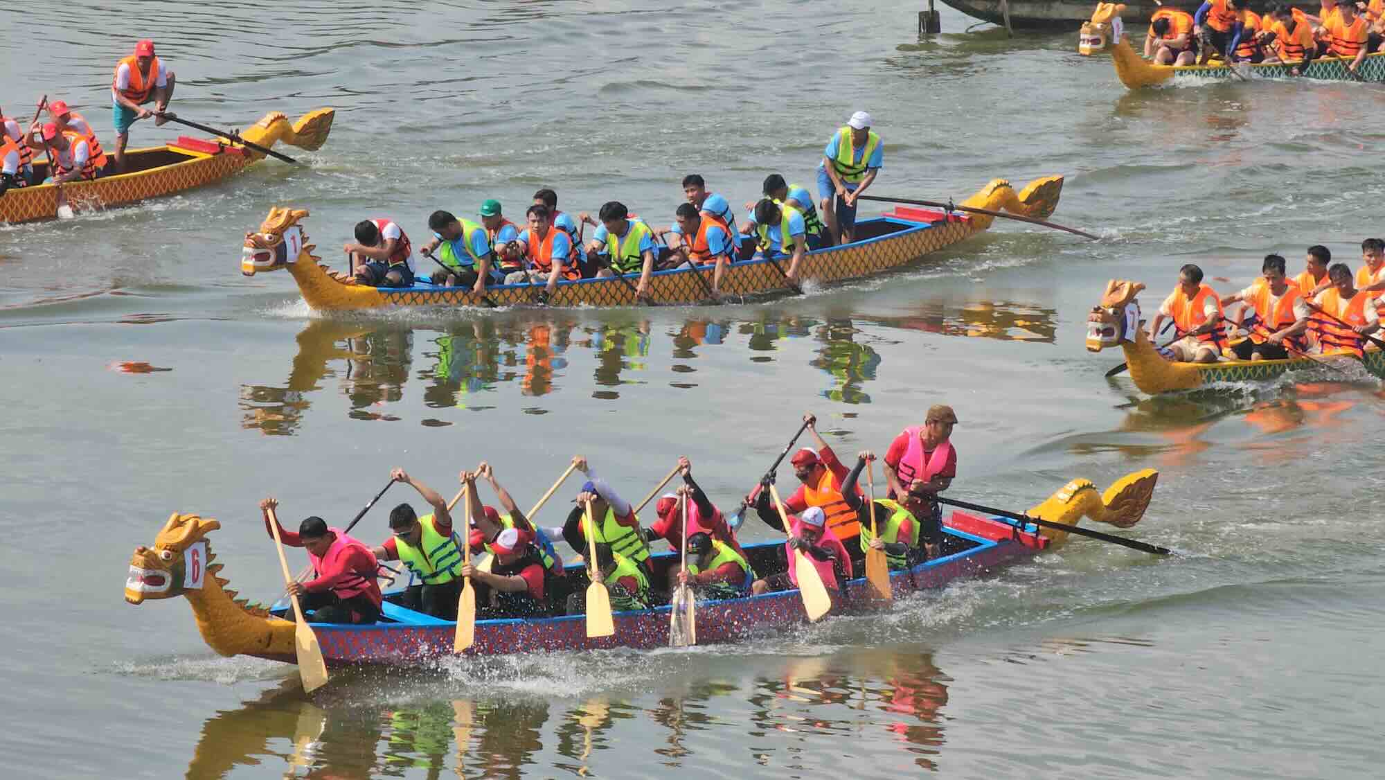 Una regata para celebrar el dia de la unidad nacional.