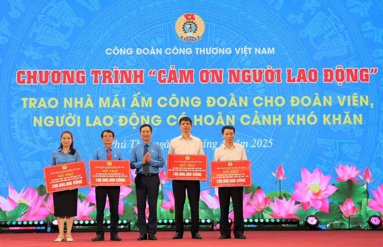 Mr. Le An Hai - Chairman of the Vietnam Trade Union of Industry and Trade (middle of the photo) presented a symbol of support for the Trade Union Shelter to the representative of the workers. Photo: Can Dung