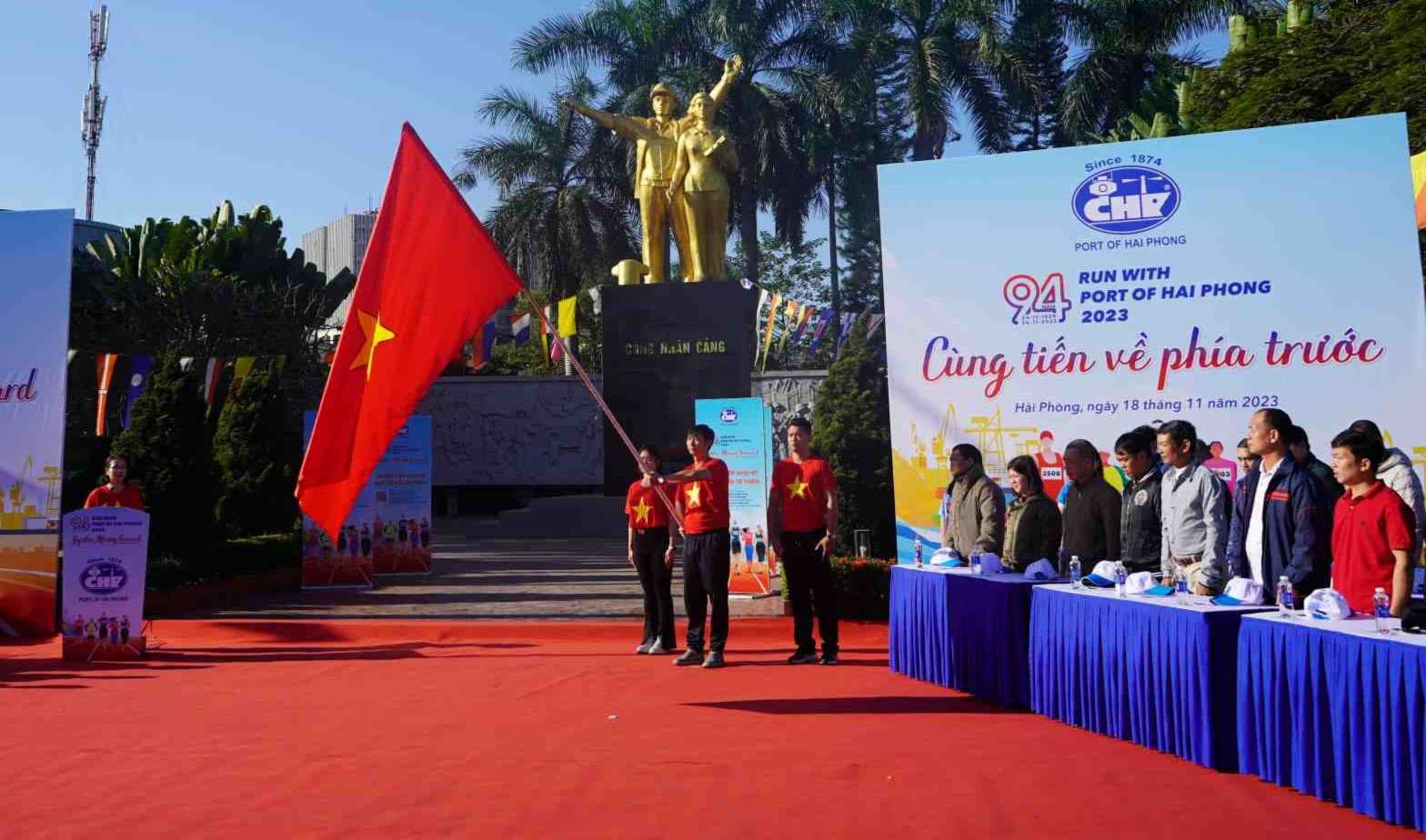 Duoi chan tuong dai Cong nhan Cang, Cong ty Co phan Cang Hai Phong to chuc nhieu hoat dong, su kien quan trong, giao duc truyen thong the he tre. Ảnh: Mai Dung