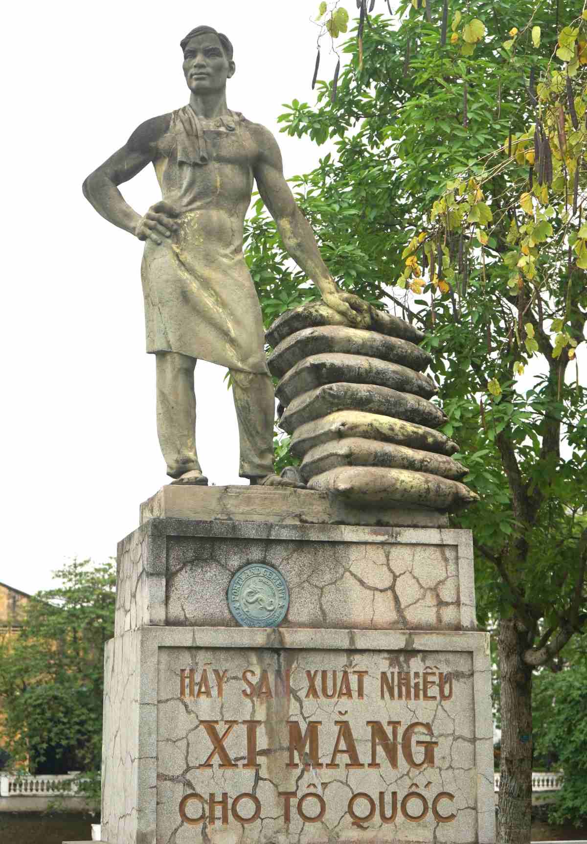 Tuong dai cong nhan xi mang Viet Nam. Ảnh: Mai Dung