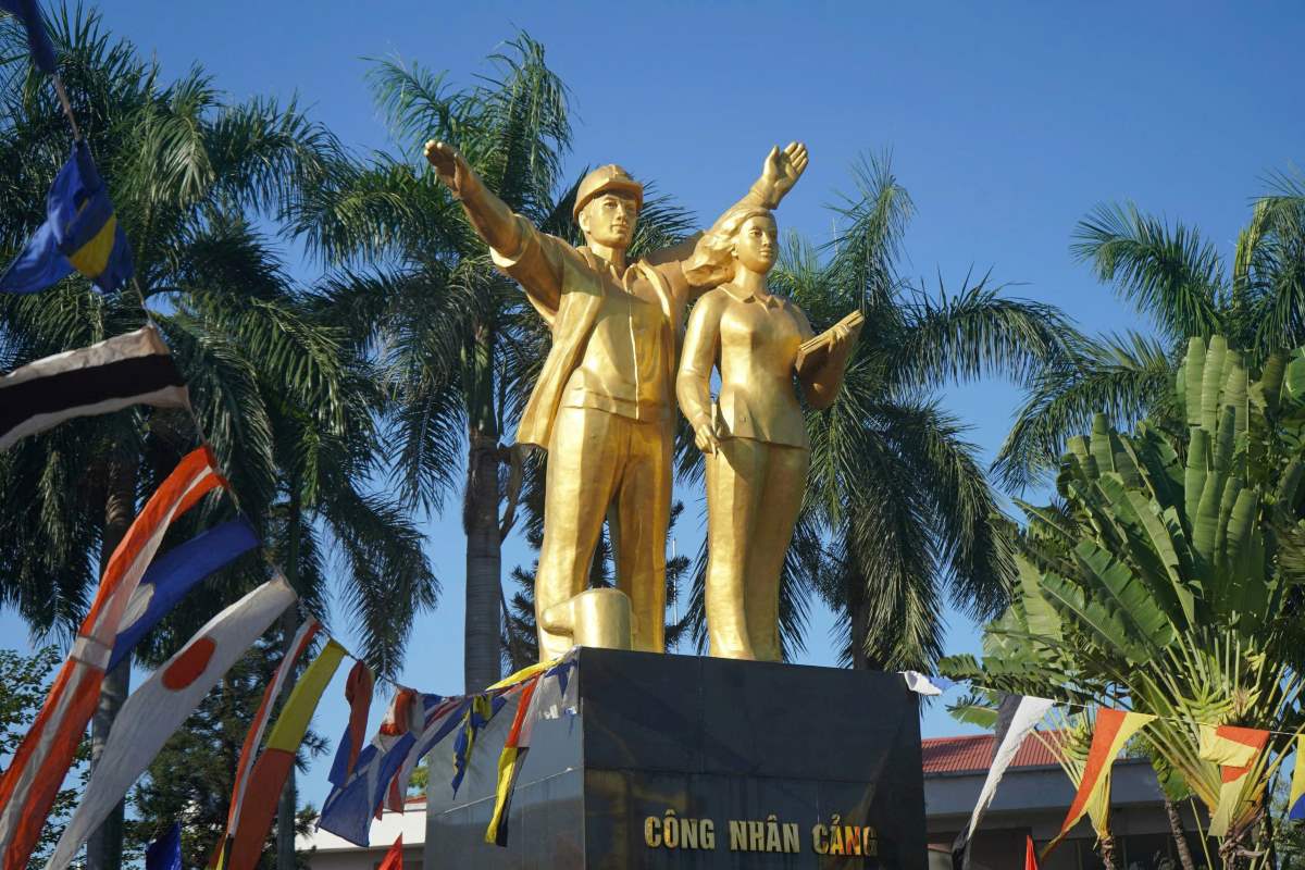 Tuong dai Cong nhan Cang. Ảnh: Mai Dung