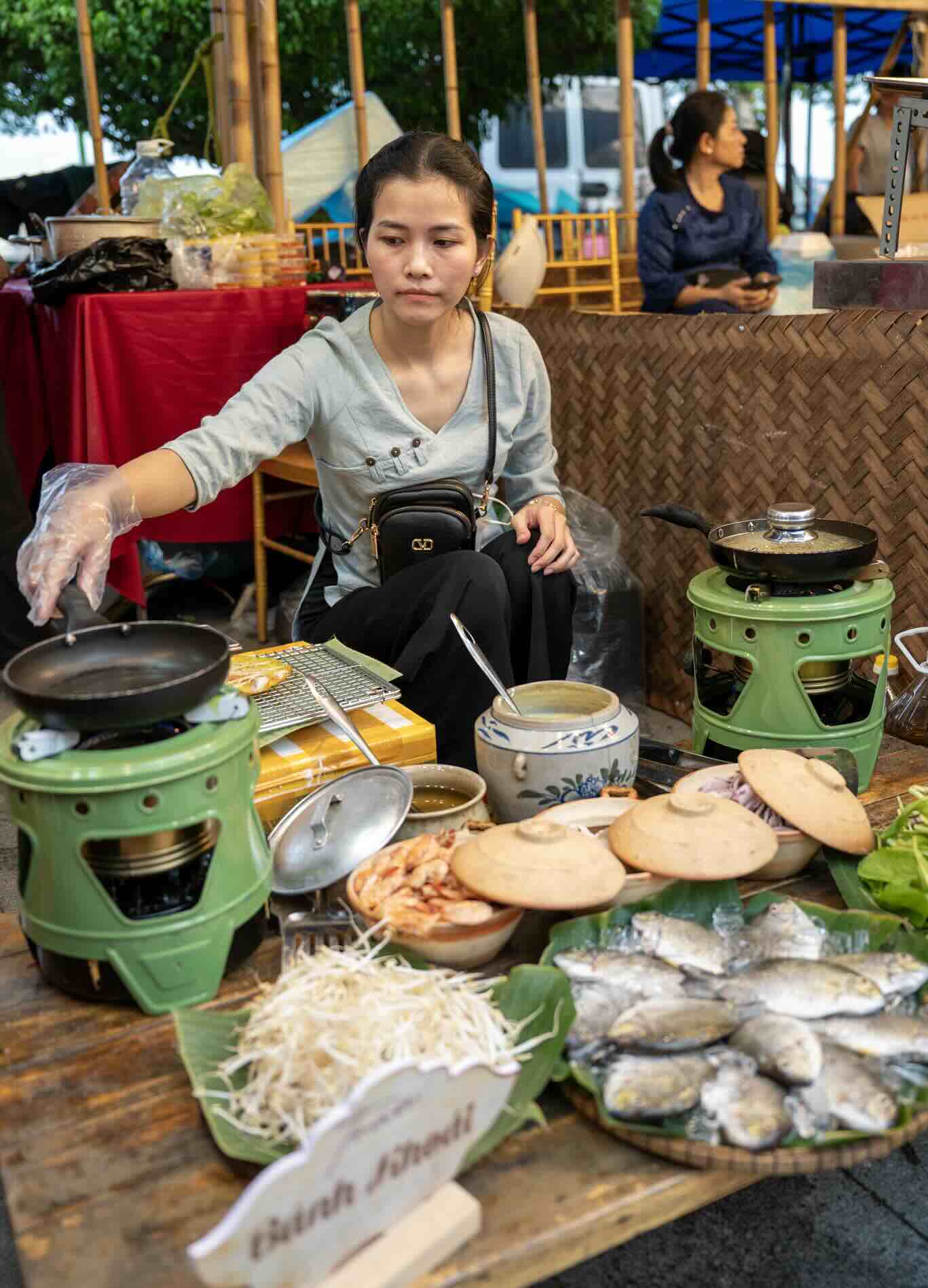 Giam doc So Du lich TP Hue Tran Thi Hoai Tram cho biet, tu nhung mon an binh dan, dan da nhu com hen, bun bo, banh beo, nam, loc…den cac mon cung dinh cau ky nhu nem cong, cha phuong hay bat buu, moi mon an deu mang trong minh hoi tho cua Hue - sau lang, tao nha va dam da ban sac.