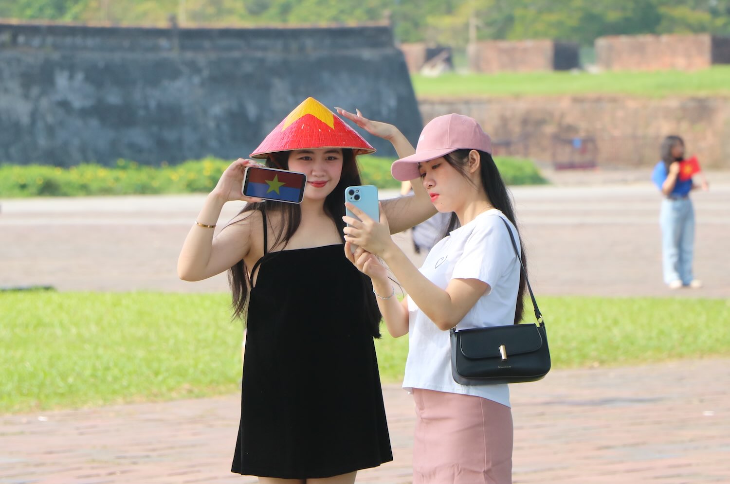 Den Hue, chi can dua may anh len la cac ban tre deu co the tao cho minh nhung buc anh dep o moi noi.