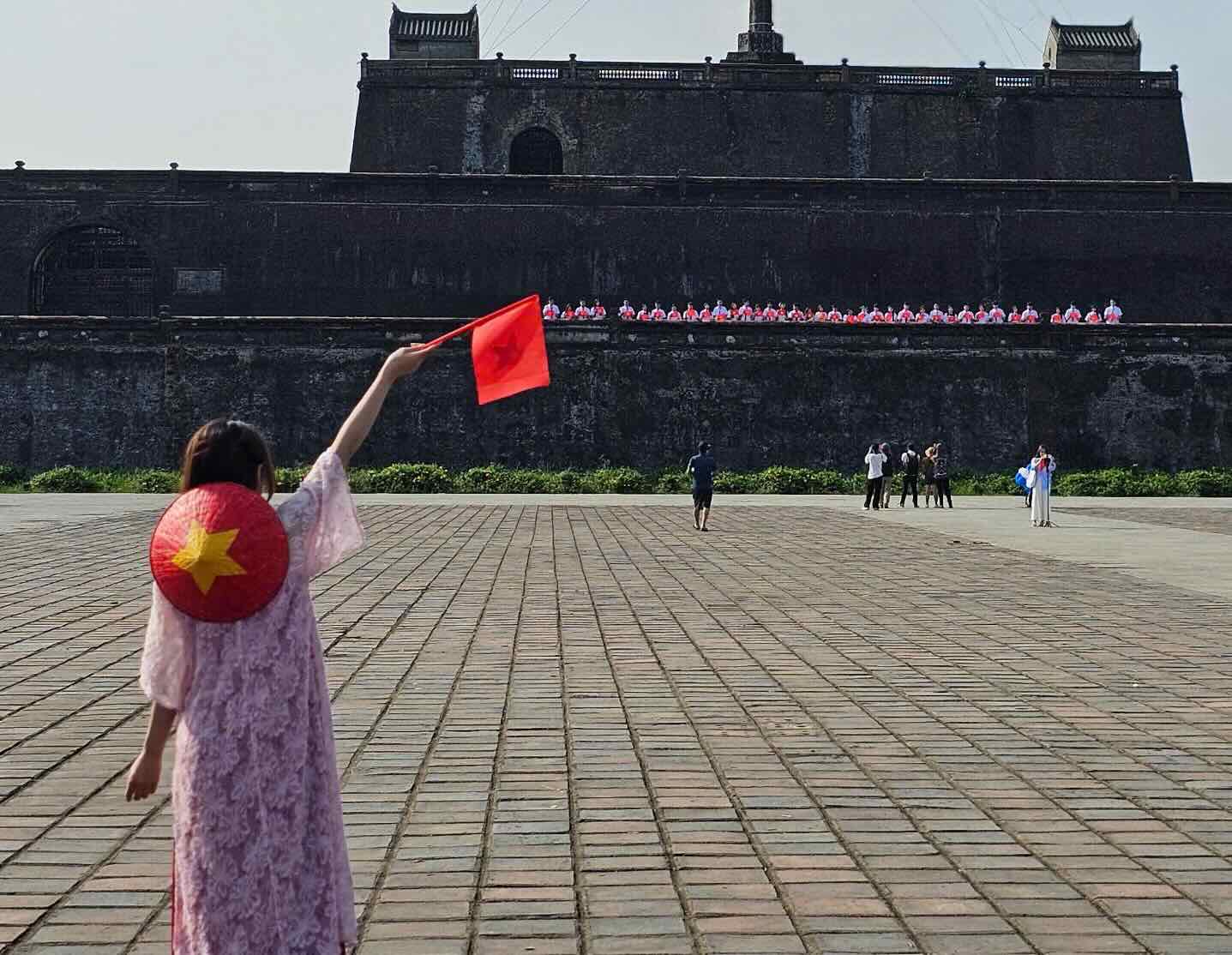 Nhieu nguoi trang bi cho minh nhung vat dung y nghia va co to Quoc de chup anh, the hien long yeu nuoc va niem tu hao dan toc.