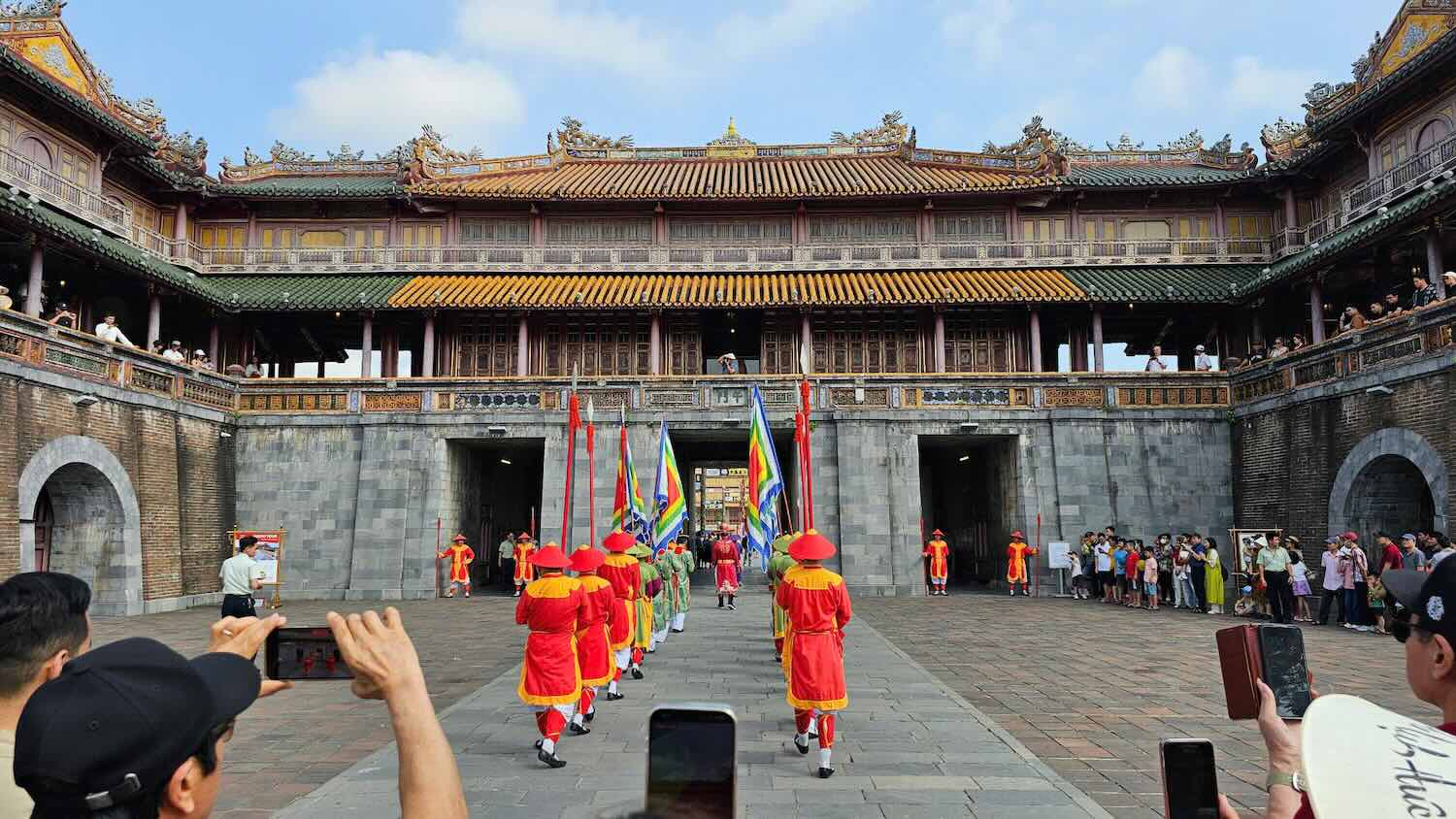Ngoai ra, de dam bao an toan va chat luong dich vu phuc vu khach du lich, So da yeu cau cac doanh nghiep du lich, cac khu diem du lich tren dia ban chuan bi chu dao cong tac to chuc don khach du lich dip nghi le 30/4-1/5: nang cao chat luong cac dich vu, cai thien chat luong san pham du lich, chuan bi nhan luc, vat luc day du va chuyen nghiep san sang phuc vu don khach den Hue. Dac biet, chu trong cong tac dam bao an toan cho du khach ve phong chong chay no, ve sinh thuc pham, giao thong, ho tro thong tin,…