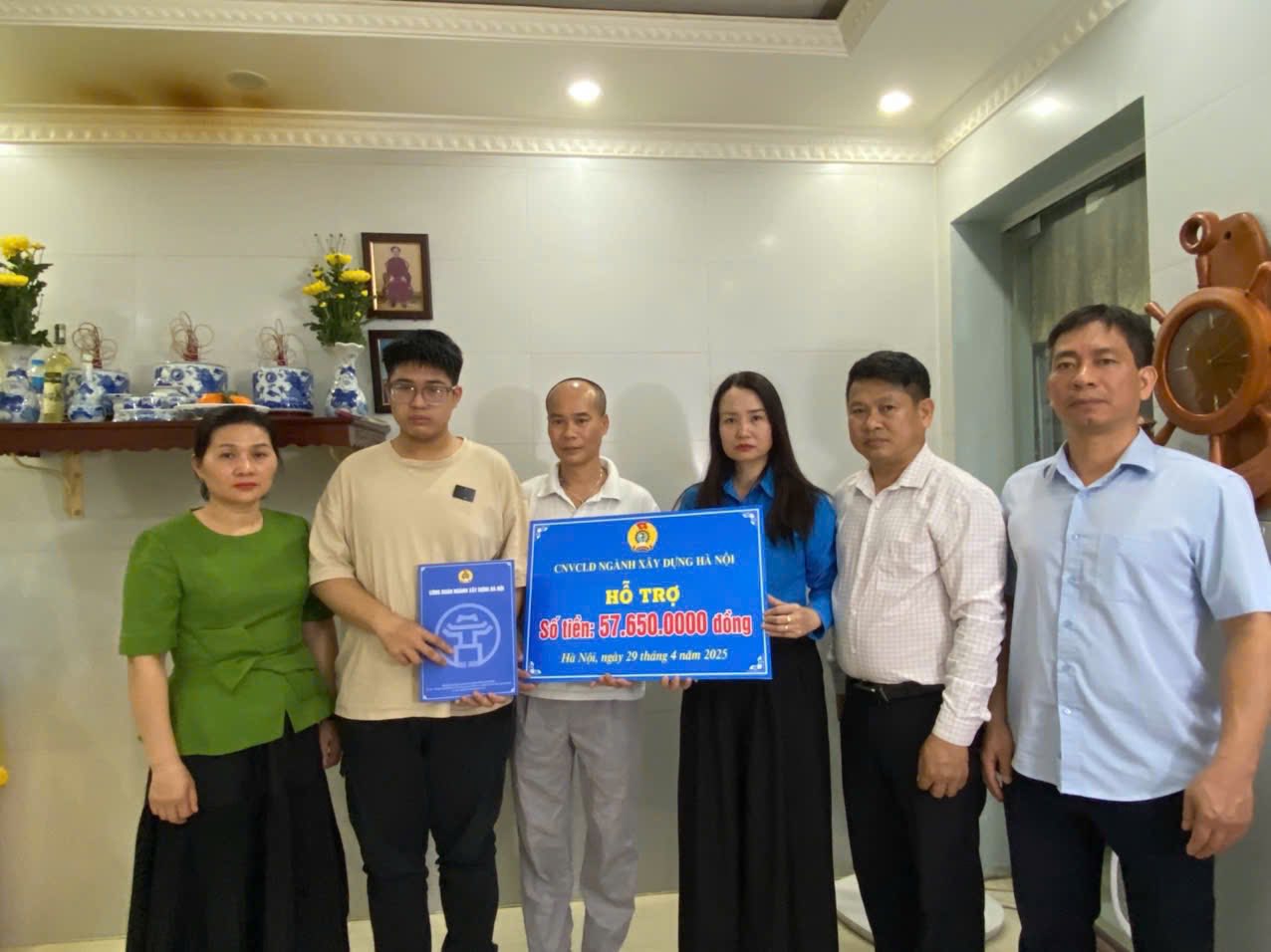 The Hanoi Construction Trade Union visited and presented support to Ms. Lai Hai Yen's family - an activity that demonstrated timely concern for union members and workers. Photo: CDN
