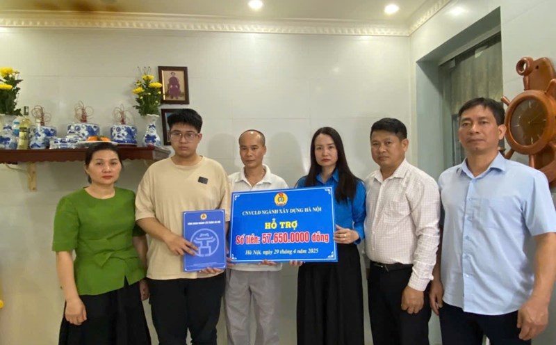 The Hanoi Construction Trade Union visited and presented support to Ms. Lai Hai Yen's family - an activity that demonstrated timely concern for union members and workers. Photo: CDN