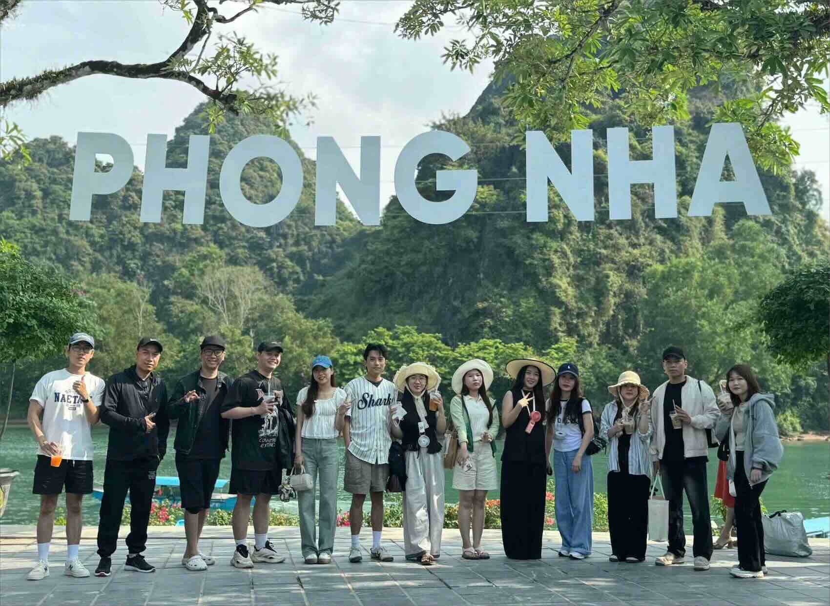 Many tourists came to Phong Nha - Ke Bang on the morning of April 30. Photo: Phong Nha - Ke Bang