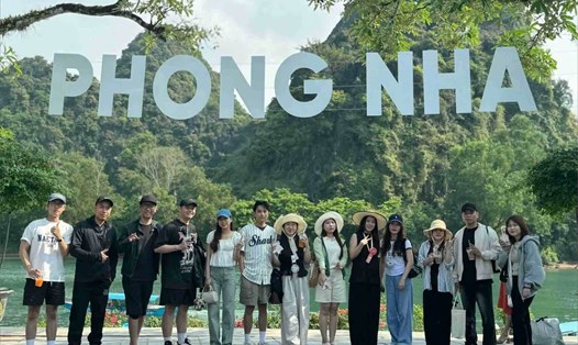 Rất đông du khách đến Phong Nha - Kẻ Bàng trong sáng 30.4. Ảnh: Phong Nha - Kẻ Bàng