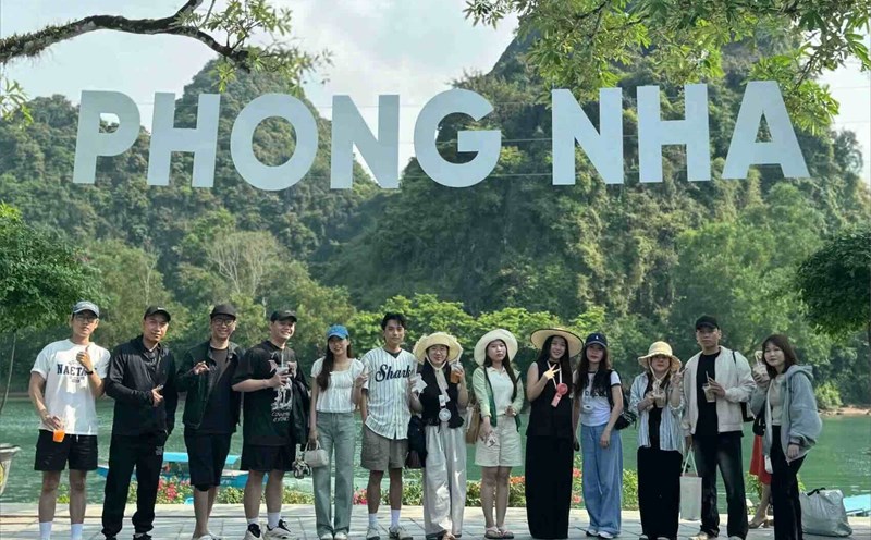 Many tourists came to Phong Nha - Ke Bang on the morning of April 30. Photo: Phong Nha - Ke Bang
