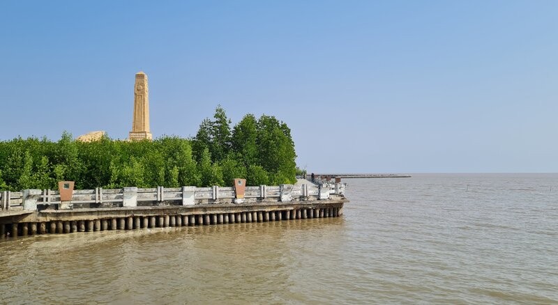 Un rincon de la ciudad de Moisey, en el distrito de Ngoc Hinh, provincia de Moisey. Imagen de un lago en Japon