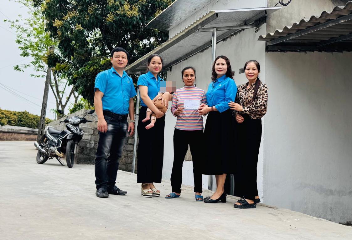 The Executive Committee of the Hong Giang Ward Trade Union presented gifts to the family. Photo: Chu Town Labor Federation