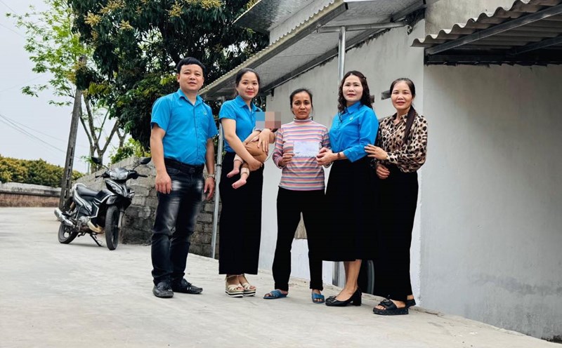 The Executive Committee of the Hong Giang Ward Trade Union presented gifts to the family. Photo: Chu Town Labor Federation