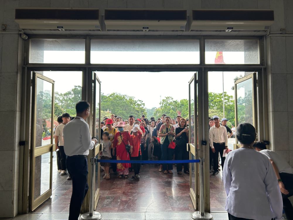 Người dân xếp hàng để được vào tham quan Bảo tàng Hồ Chí Minh. Ảnh: Hương Nha