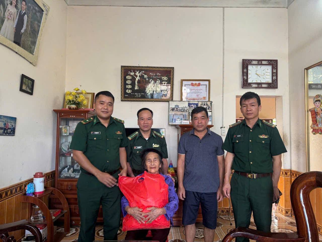 Cac don vi cham soc than nhan liet si nham tri an cong lao cac dan anh di truoc. Anh: Tan Van