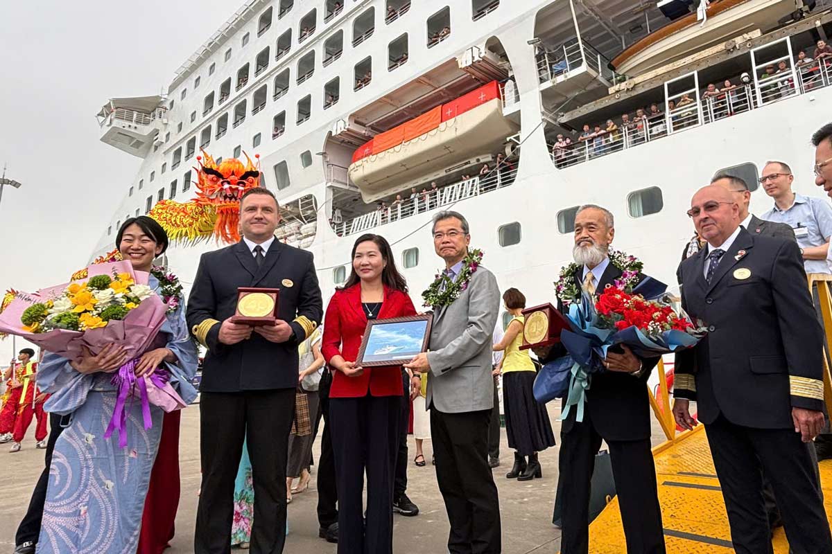 El vicepresidente de la Junta de la Provincia de Quang Ninh, Nguyen Thi Hang, tomo una foto conmemorativa con los marineros y visitantes. Imagen: El Renacimiento