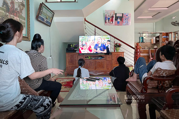 Dien Bien people watch the 50th Anniversary of the Liberation of the South and National Reunification Ceremony. Photo: Quang Dat