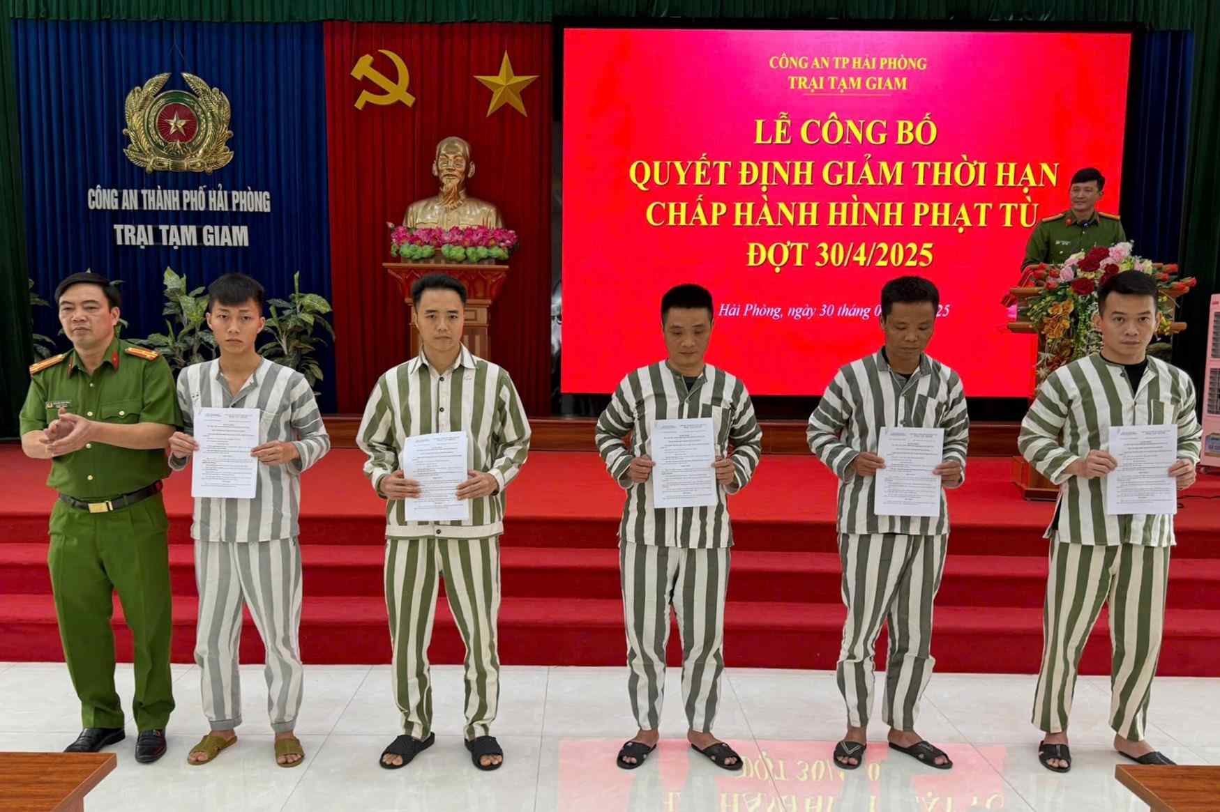 Đại diện 47 phạm nhân nhận quyết định giảm án. Ảnh: Công an TP Hải Phòng