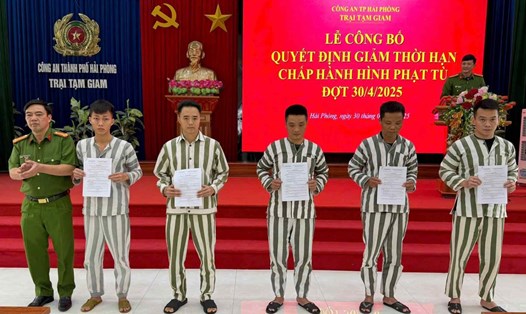 Đại diện 47 phạm nhân nhận quyết định giảm án. Ảnh: Công an TP Hải Phòng