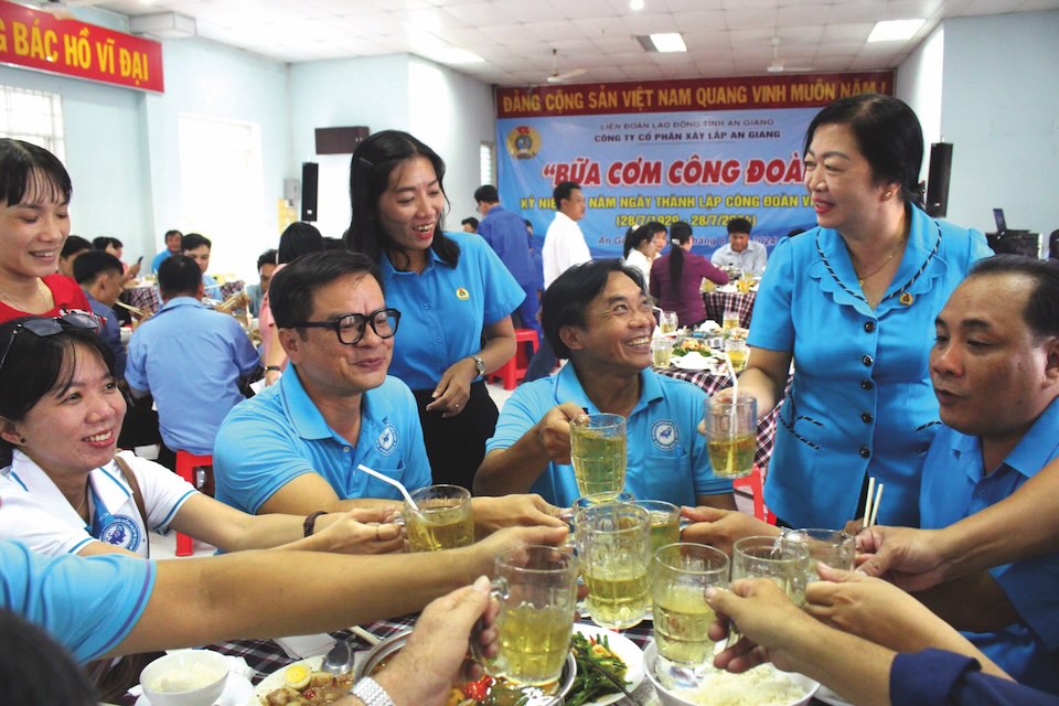 El vicepresidente de la Federacion Laboral de una provincia de Giang, Lu Thi Kim Thuy (4ta, desde la izquierda) asistio a la comida sindical. Foto: Lam Dien