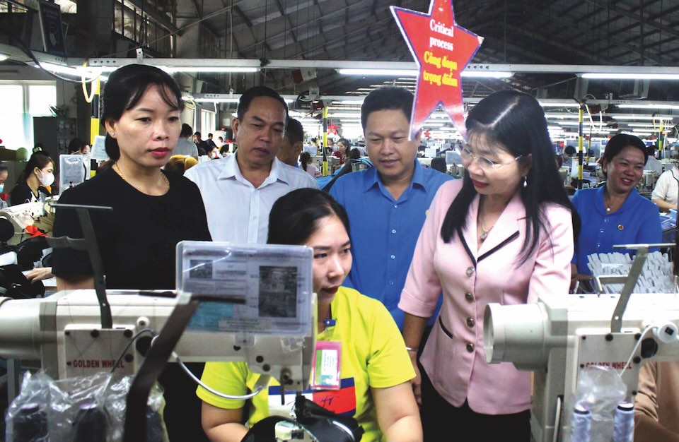 Trưởng Đoàn ĐBQH tỉnh An Giang Trần Thị Thanh Hương và Chủ tịch LĐLĐ tỉnh An Giang Lâm Thành Sĩ (thứ 1 và 2, từ phải sang) đến tận nhà máy thăm đoàn viên, CNLĐ.Ảnh: LÂM ĐIỀN