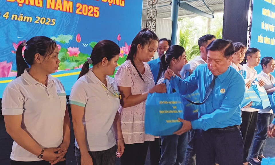 Mr. Nguyen Van Qui - Chairman of the Long An Provincial Federation of Labor - presented gifts to workers in difficulty at the 2025 Workers' Month Launch Ceremony. Photo: Ky Quan