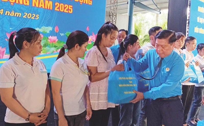 Mr. Nguyen Van Qui - Chairman of the Long An Provincial Federation of Labor - presented gifts to workers in difficulty at the 2025 Workers' Month Launch Ceremony. Photo: Ky Quan