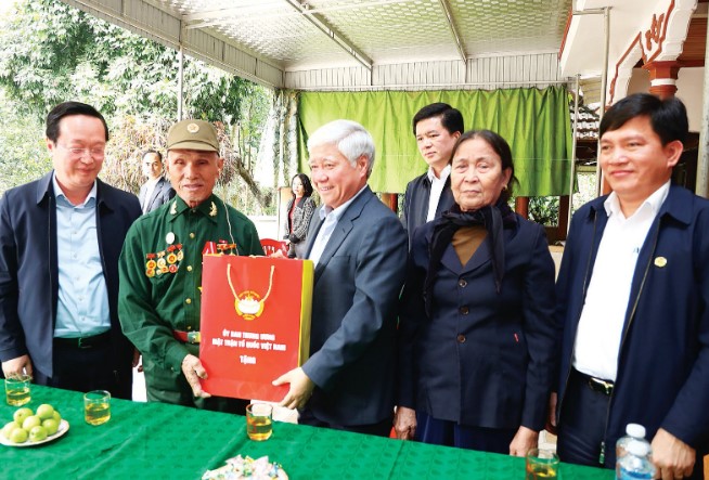 Member of the Politburo, Secretary of the Party Central Committee, Chairman of the Central Committee of the Vietnam Fatherland Front Do Van Chien, on behalf of the Party and State leaders, visited and presented gifts to the Vietnamese Veterans and households in difficult circumstances in Thanh Chuong district (Nghe An) in January 2025. Photo: Nguyen Nguyen