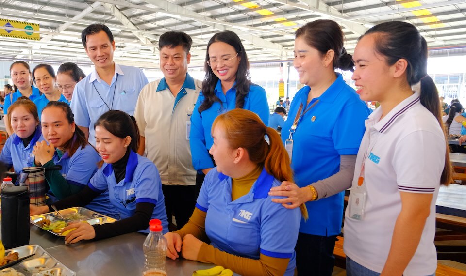 El lider de la UCI Can Tsu visita a los trabajadores que trabajan en el terreno. El programa de techo de la Union ayuda a muchos de los trabajadores a tener un techo decorado