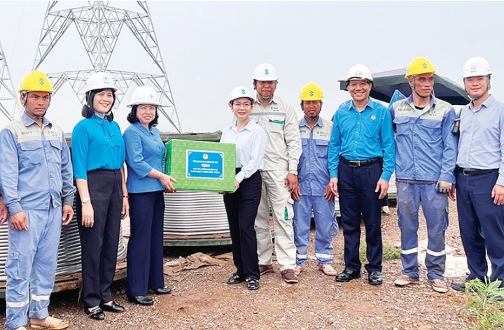 El vicepresidente permanente de la Confederacion General de Trabajo de Vietnam, Thu Xuong (3er desde la izquierda) visito a los trabajadores en la construccion en el sitio de construccion de la linea de 500kV 3 Quang Trach - Pho Noi. Foto: Luong Nguyen