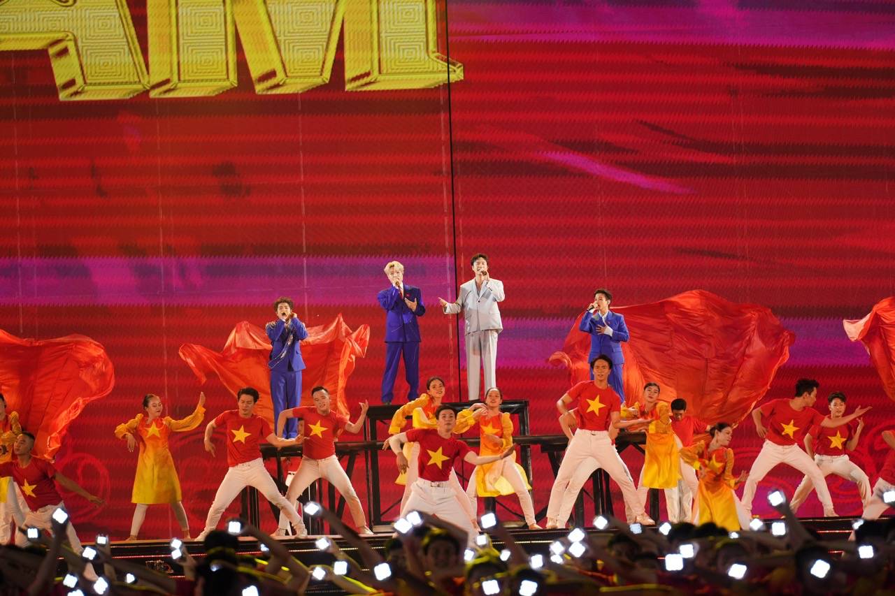 The Say Hi Brothers perform. Photo: VieON.