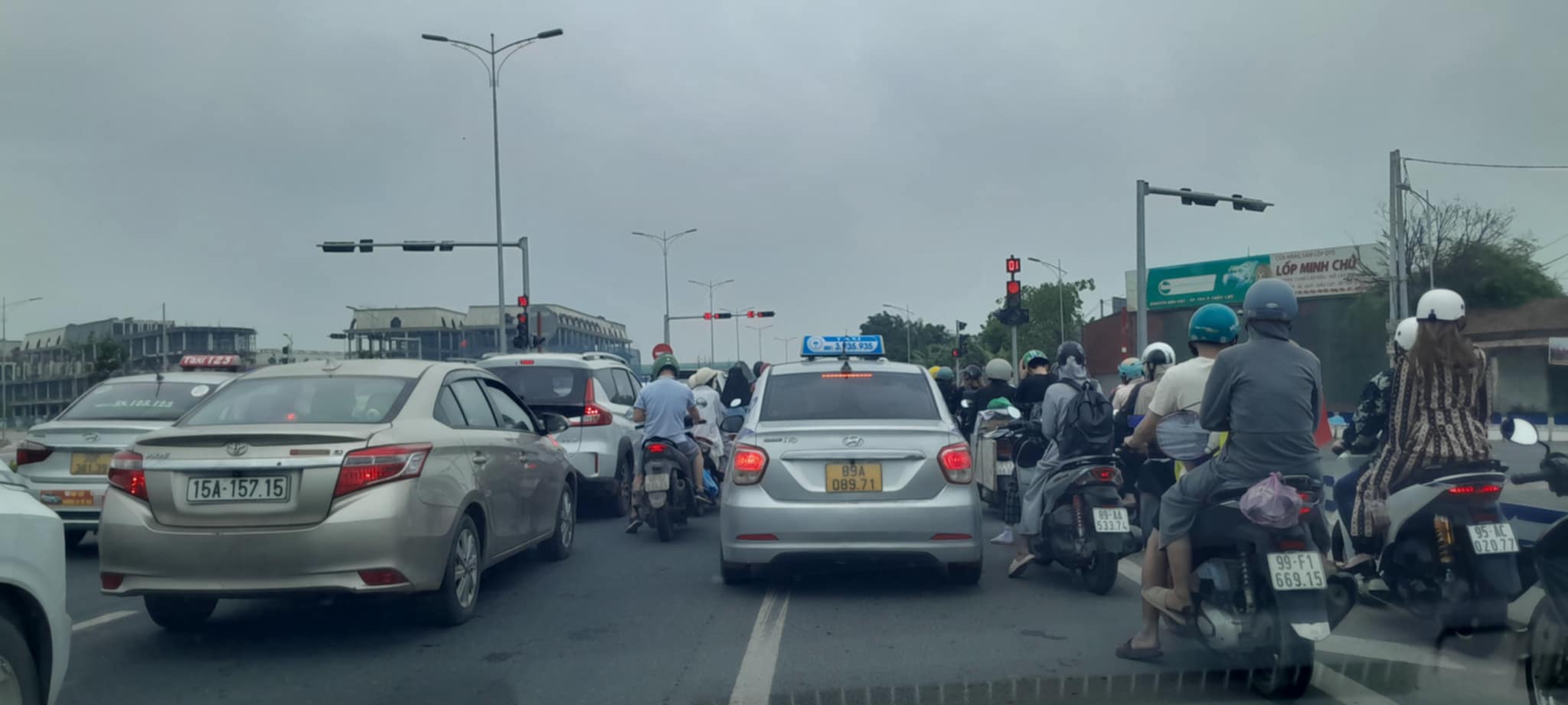 Bypassing Expressway 5B, many people choose to take the old National Highway 39 and cannot escape the traffic jam. Photo: Xuyen Dong