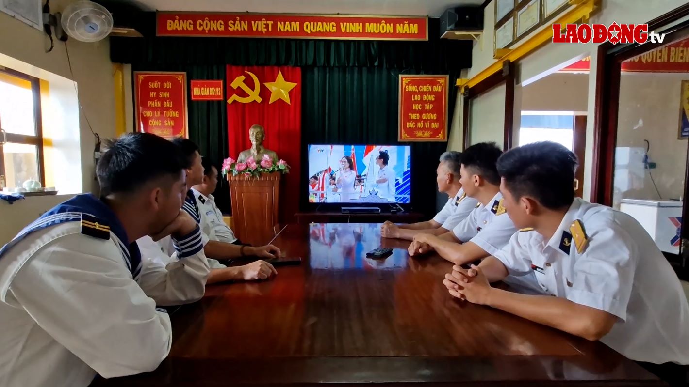 Officers and soldiers of DK1 Bridge House directly watched the 50th Anniversary of the Liberation of the South and National Reunification.