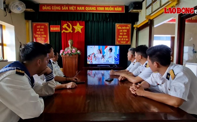 Officers and soldiers of DK1 Bridge House directly watched the 50th Anniversary of the Liberation of the South and National Reunification.