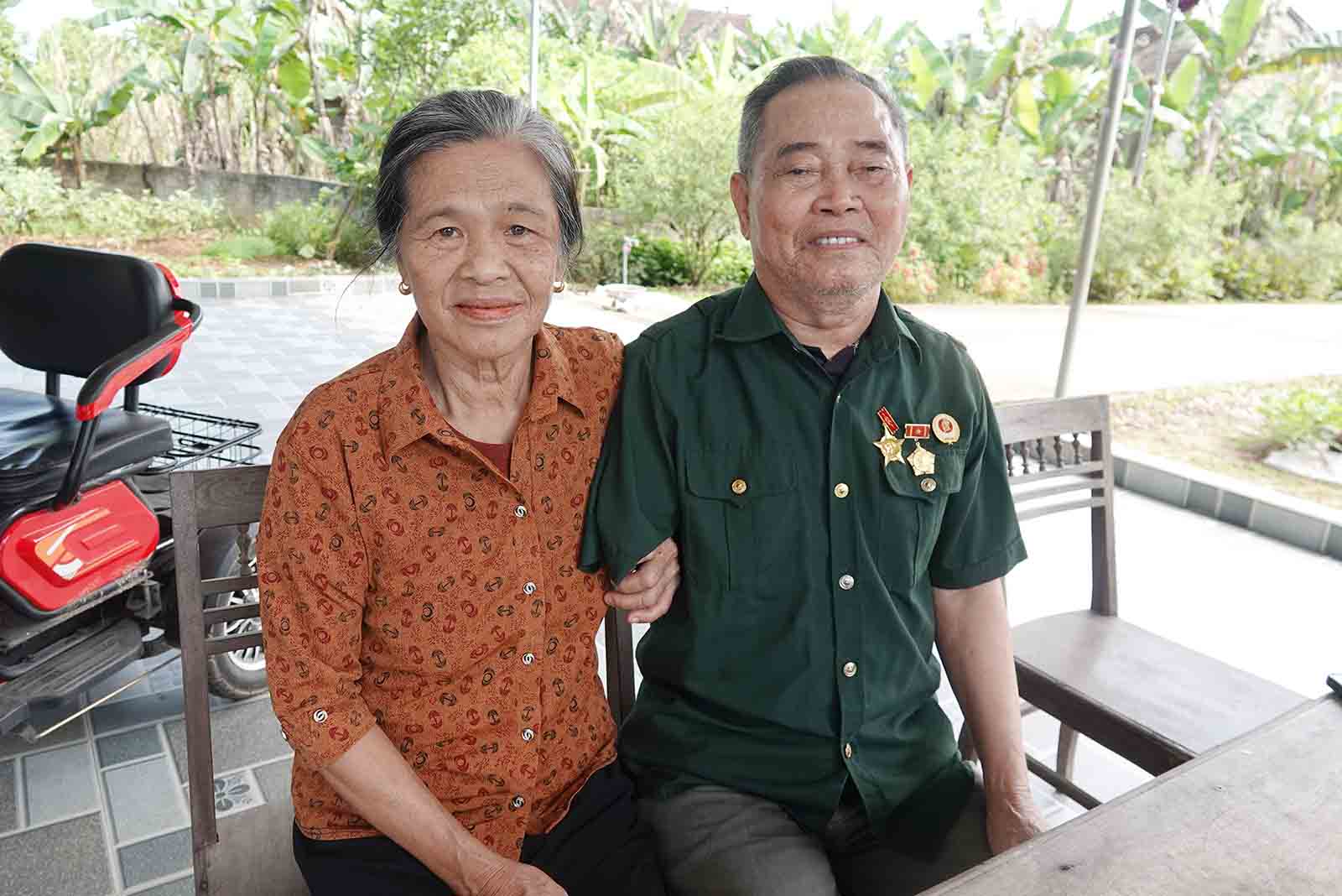 War invalid Nguyen Sy Ty and his wife told about the fierce war years that caused him to lose his arm and his wife, and were covered with scars on his body. Photo: Tran Tuan.