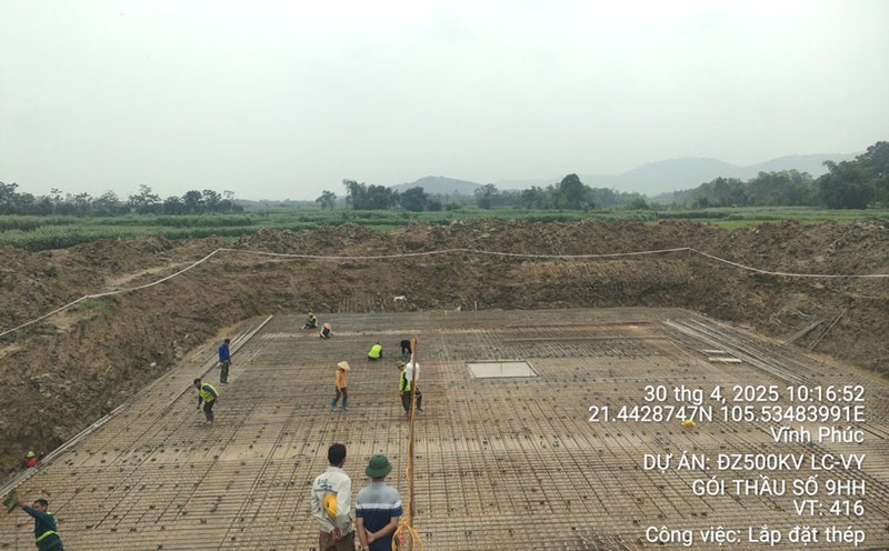 Taking advantage of favorable weather, the construction of the 500kV Lao Cai - Vinh Yen transmission line project is being carried out very urgently. Photo: Bao Nguyen