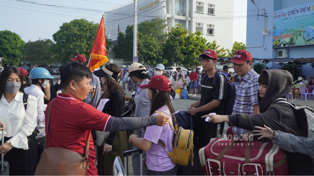 Tourists waiting to get off the train to Phu Quoc and the islands of Kien Giang on the morning of April 30. Photo: Nguyen Anh