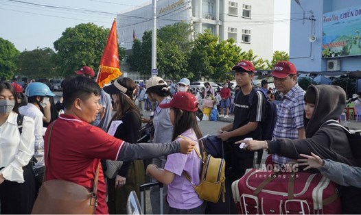 Khách du lịch chờ xuống tàu đi Phú Quốc và các đảo của Kiên Giang trong sáng 30.4. Ảnh: Nguyên Anh