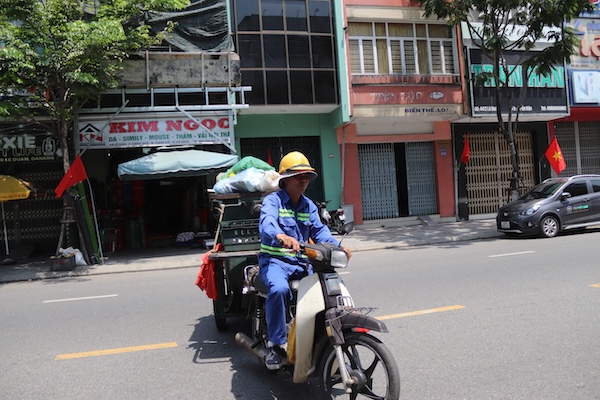 Ong Huynh No, co 22 nam gan bo voi cong viec cua mot cong nhan moi truong tai Da Nang. Anh: Nguyen Linh