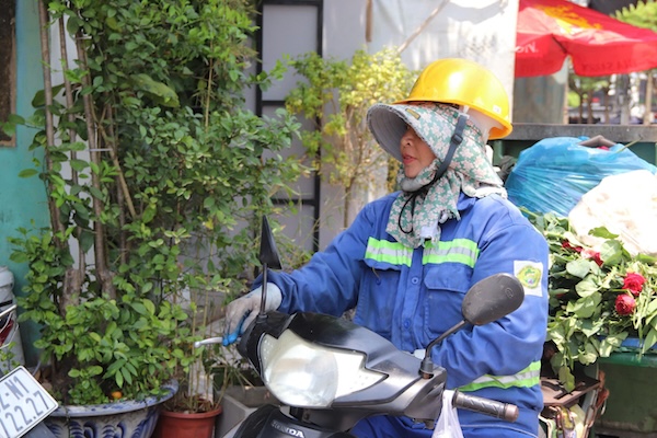 Ms. Chau, an environmental worker in Da Nang, has worked through the holidays for 24 years. Photo: Nguyen Linh