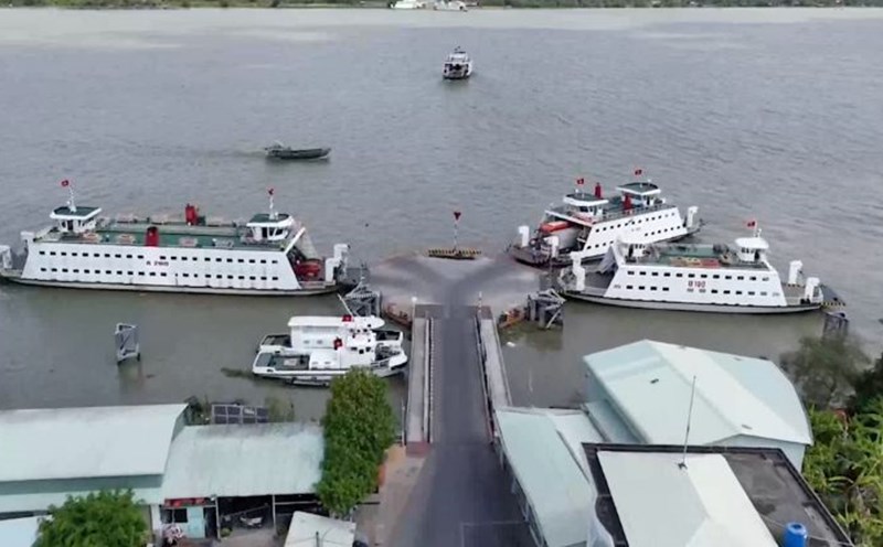 Dinh Khao ferry operates at full capacity to operate well during the holiday. Photo: Hoang Loc