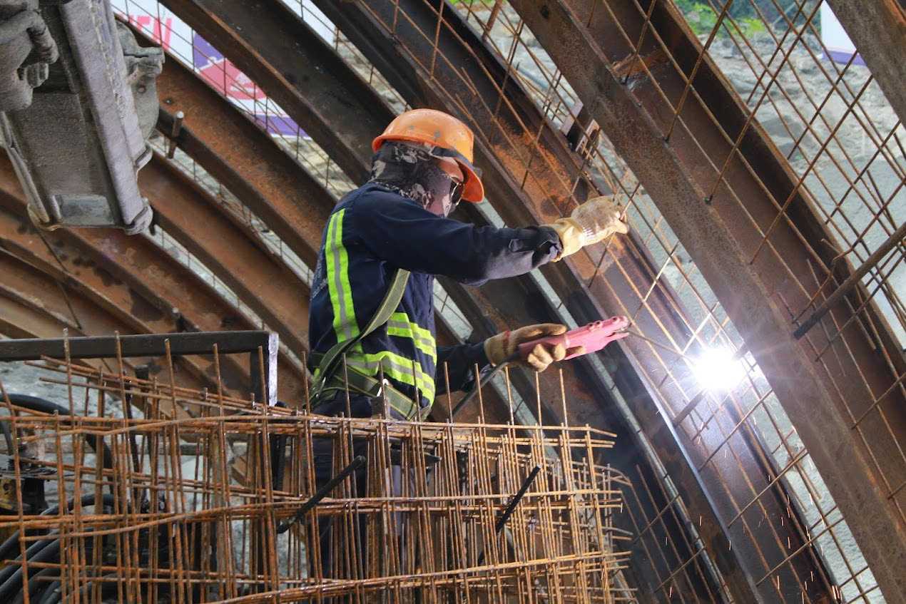 Miles de trabajadores trabajan arduamente en la construccion de la autopista Dong Dang-Tsa Linh. Imagen de la pagina web de la organizacion