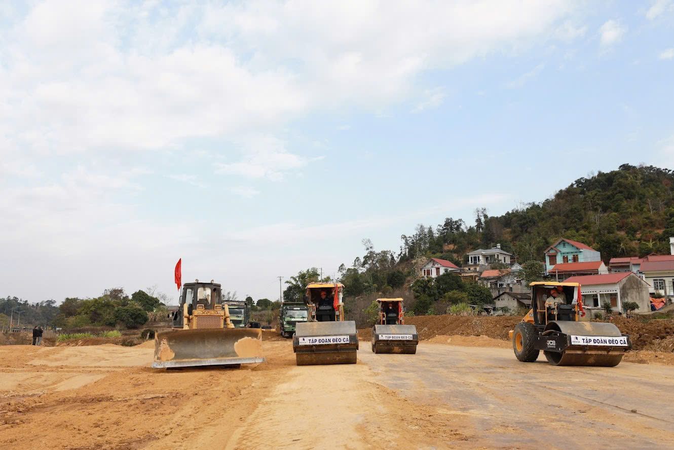 Cong nhan lam viec xuyen le. Anh: Tan Van