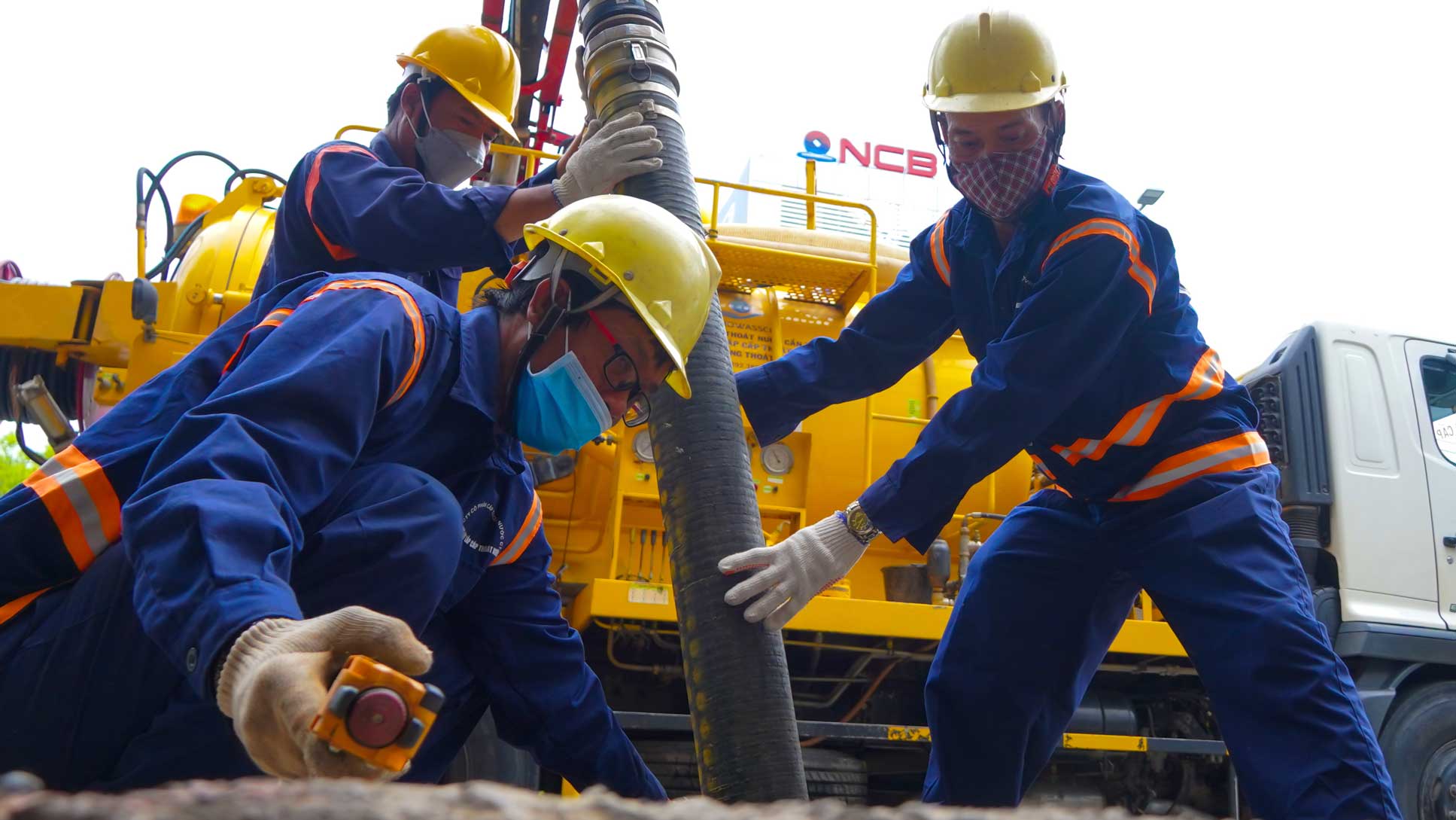 Durante la festividad 30.4  1.5, los trabajadores de la Construccion Industrial del Desagüe mantienen un horario regular y estan en la disposicion de trabajar cuando ocurre un problema.