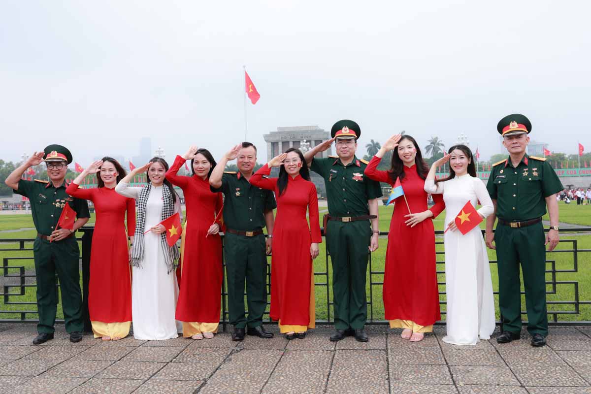 Nhom cac cuu binh Su doan 337 ghe tham Lang Bac. Ong Ta Quang Hung, truong ban lien lac cuu chien binh su doan tai Ha Noi cho biet: “Chung toi da day tu rat som, khoac len bo dong phuc, cho doi giay phut tieng quoc ca vang len tren Quang truong Ba Dinh lich su. La nhung nguoi linh da trai qua cuoc chien tranh, chung toi hieu sau sac gia tri cua hoa binh, doc lap, tu do cang tran trong cuoc song hom nay va luon mong muon the he tre biet gin giu, phat huy nhung thanh qua ma cha ong da danh doi bang xuong mau de gianh lay“.