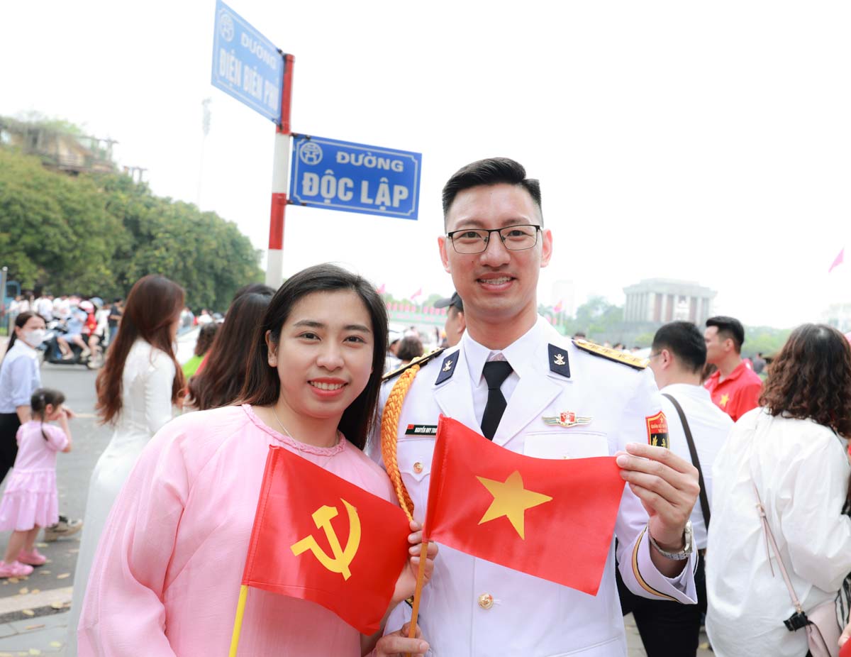 Dong chi Nguyen Huy Truong (Hoc vien Hoc vien ky thuat mat ma) khoac len minh bo quan phuc binh chung Hai quan cung vo ghi lai ky niem 50 nam ngay dat nuoc thong nhat. Truong luon tu nhu se hoc tap that tot de co the cong hien cho quan doi, cho dat nuoc trong tuong lai.