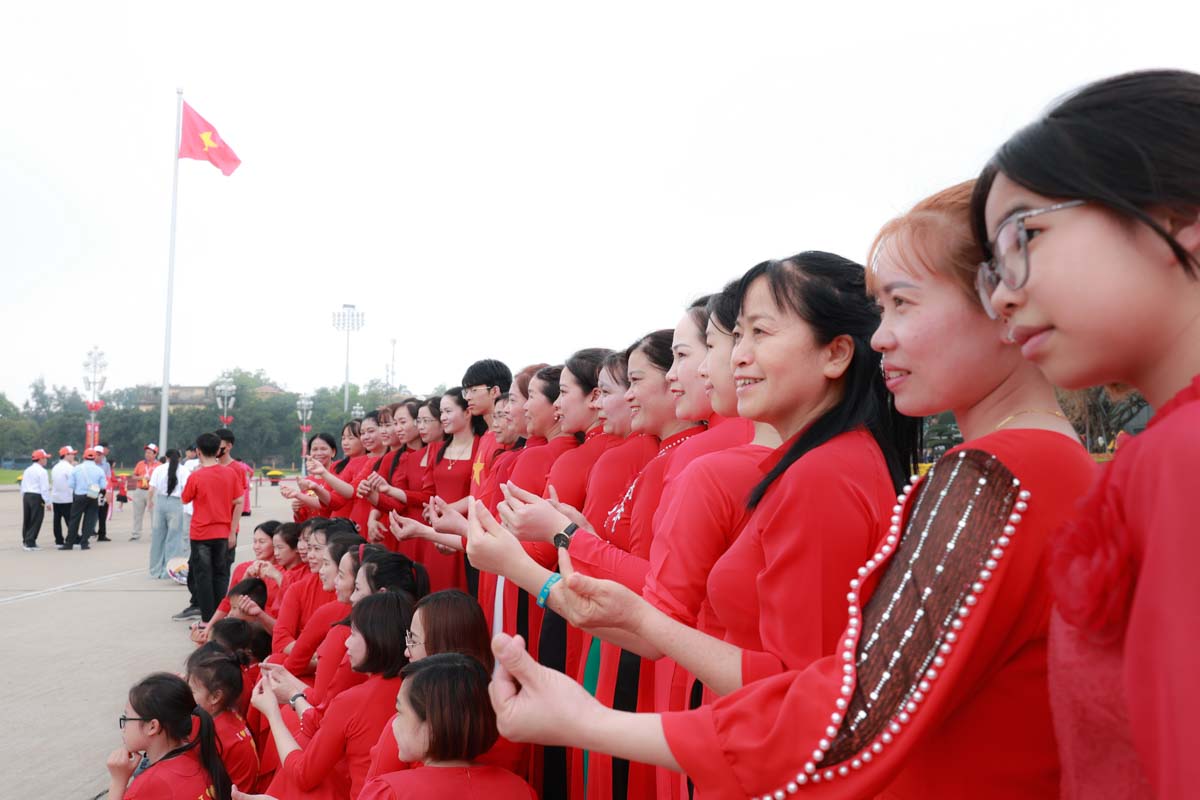 Rang ro trong trang phuc do tham, cac co tro Truong mam non Phu Binh (Thai Nguyen) chup anh luu niem truoc Quang truong Ba Dinh lich su.